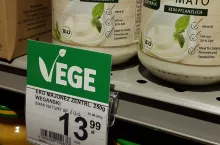 Produkty wegańskie coraz częściej oferowane są na promocji (fot. wiadomoscihandlowe.pl)