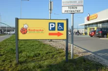 Wjazd na parking sklepu Biedronka / zdjęcie ilustracyjne (wiadomoscihandlowe.pl/MG)