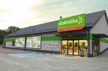 Obecnie e-sklep Stokrotki oferuje zakupy z dowozem do domów klientów w 21 miastach w Polsce (Stokrotka)