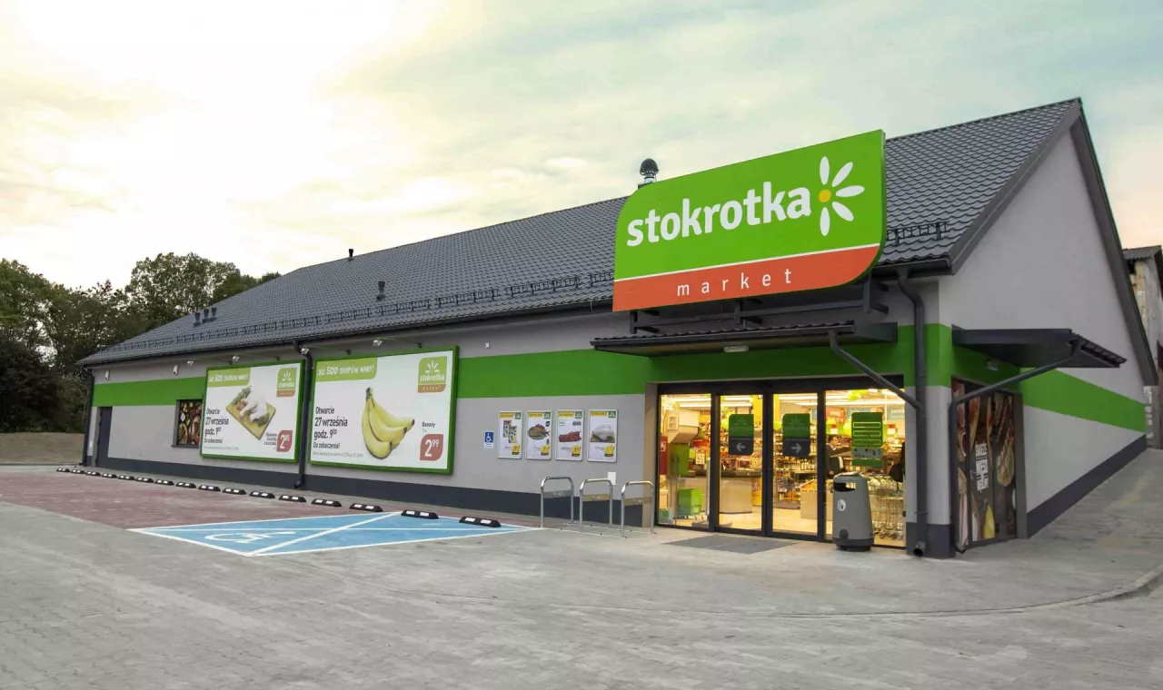 Obecnie e-sklep Stokrotki oferuje zakupy z dowozem do domów klientów w 21 miastach w Polsce (Stokrotka)