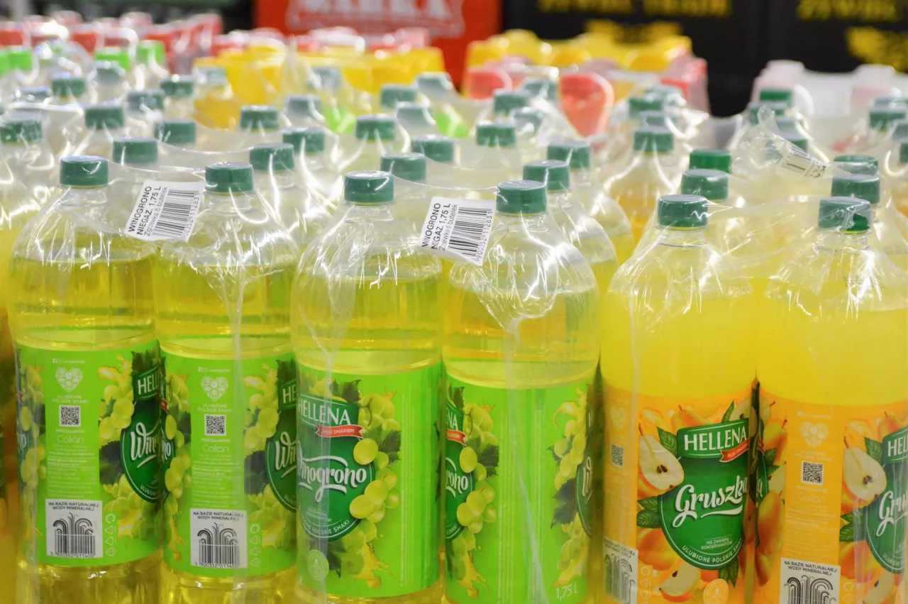 Ceny napojów wzrosły po wprowadzeniu podatku cukrowego (wiadomoscihandlowe.pl/MG)