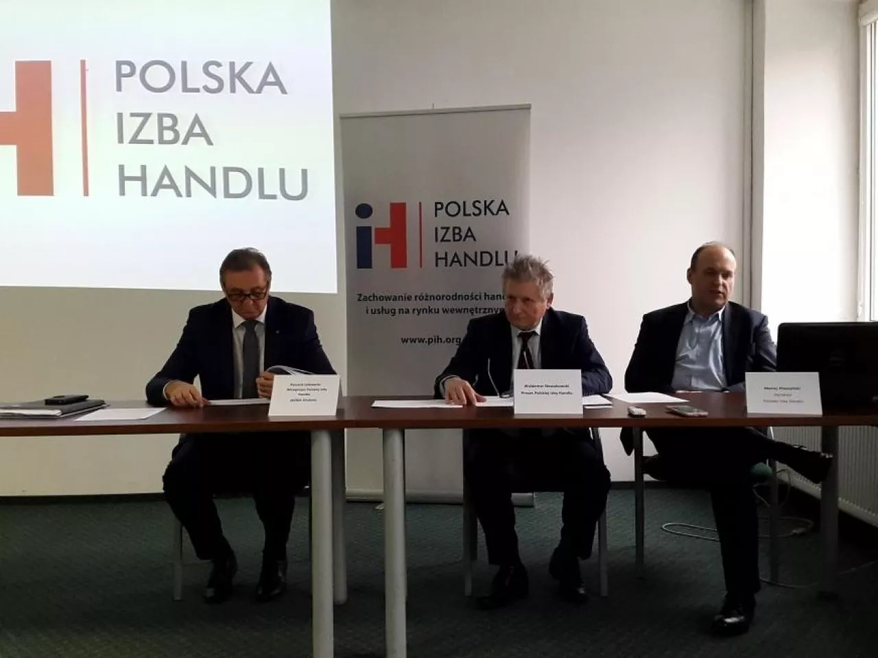 Polska Izba Handlu organizuje pod Sejmem ”briefing prasowy” ws. podatku od korporacji (fot. wiadomoscihandlowe.pl)