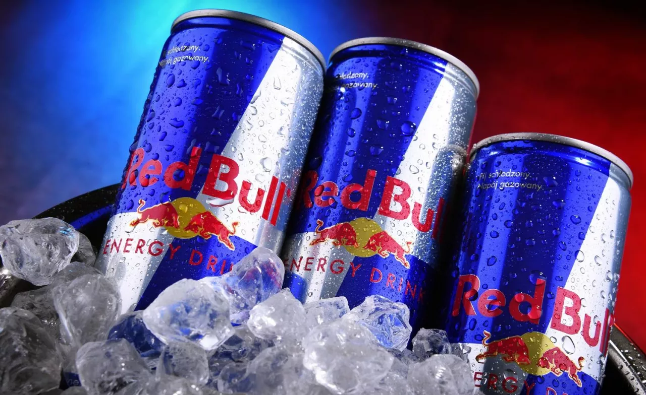 Na zdj. napoje energetyczne marki Red Bull (fot. monticello / Shutterstock.com)