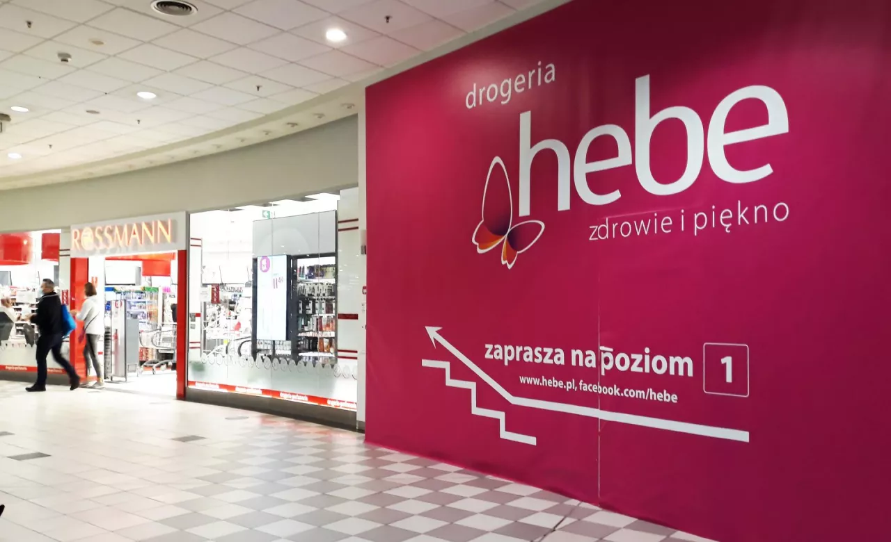 Reklama sklepu Hebe obok drogerii Rossmann (wiadomoscihandlowe.pl/MG)