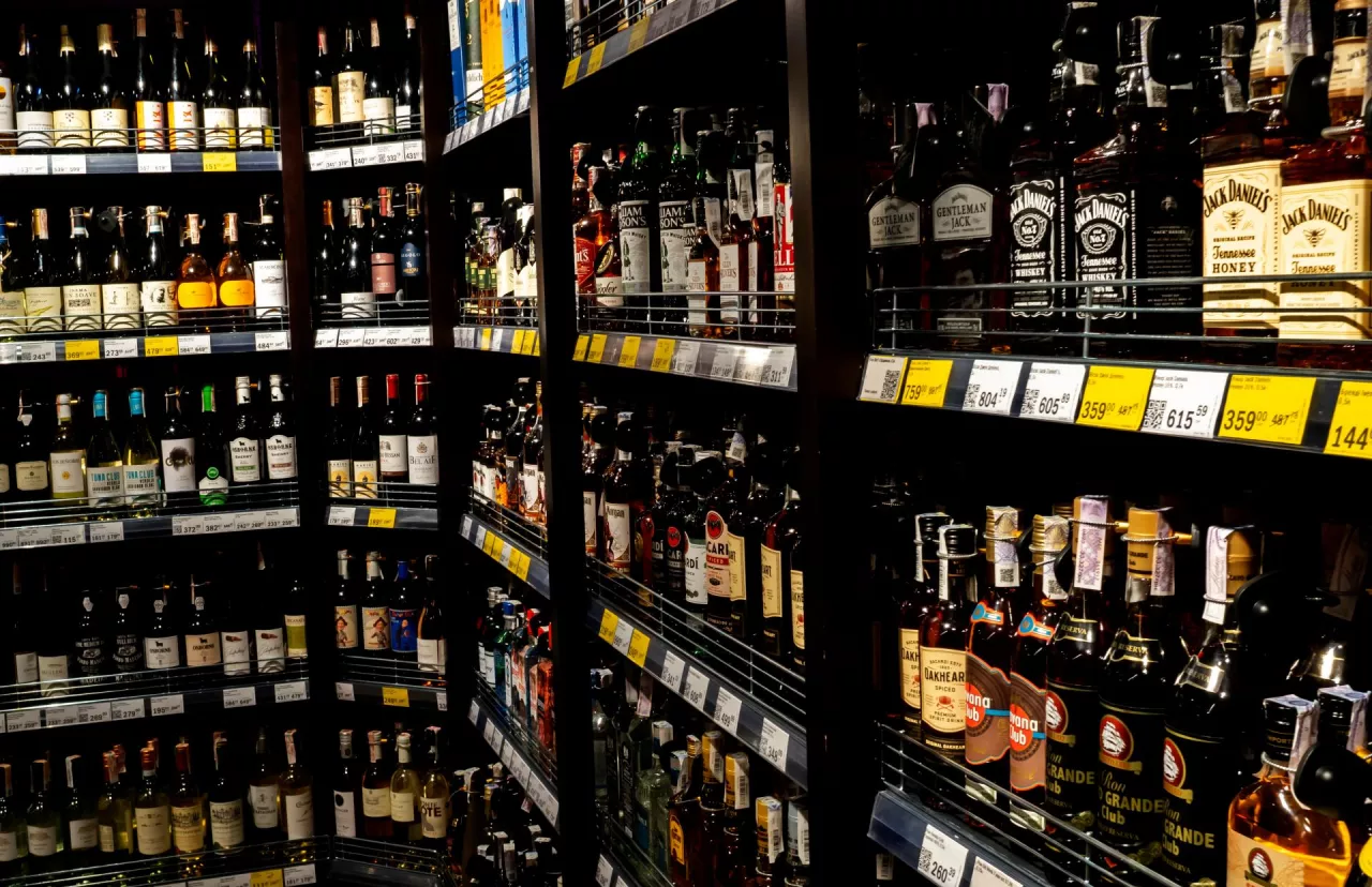 Na zdj. półki z alkoholem w supermarkecie w Kijowie (fot. IgorGolovniov / Shutterstock.com)