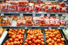 Pakowane warzywa w sklepie (shutterstock.com)