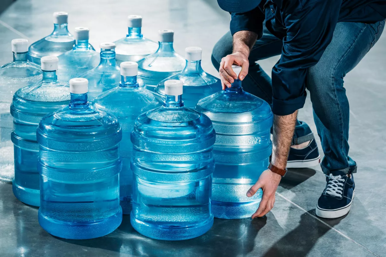 Na zdj. butelki z wodą pitną (fot. Shutterstock)