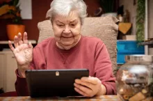 Biedronka przekaże seniorom tablety. (Shutterstock)