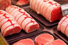 Każdy kawałek mięsa czy wędliny przed wyłożeniem do lady należy dokładnie sprawdzić i ocenić organoleptycznie jego świeżość (fot. Łukasz Rawa/wiadomoscihandlowe.pl)