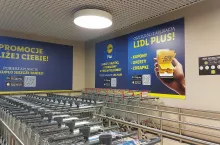 Reklama programu Lidl Plus przy wózkach w sklepie Lidl (wiadomoscihandlowe.pl/MG)