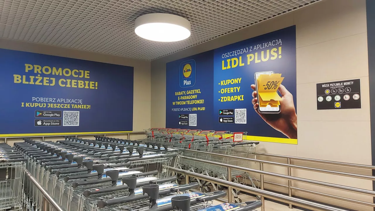 Reklama programu Lidl Plus przy wózkach w sklepie Lidl (wiadomoscihandlowe.pl/MG)