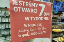 Plakat w sklepie sieci Auchan w Warszawie (fot. materiały własne)