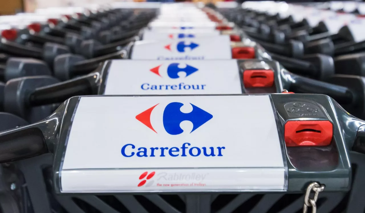 Carrefour chce zmienić warunki zatrudnienia dla tysięcy pracownikó (fot. wiadomoscihandlowe.pl)