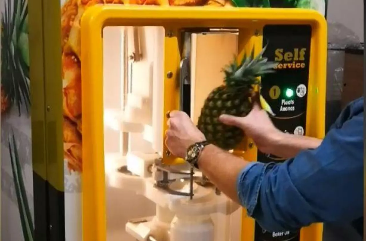 Piñabar - samoobslugowy automatu do krojenia i pakowania ananasów (SWIEZOWYCISKAJ.PL)