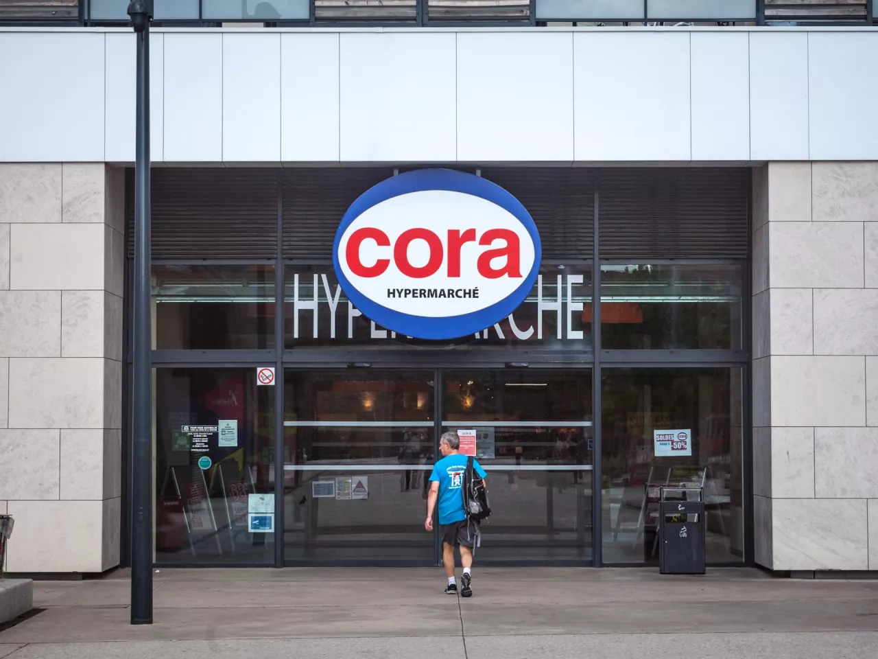 Hipermarket Cora we Francji (shutterstock.com)