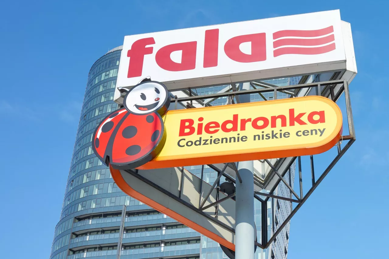 Logo Biedronki na billboardzie w Szczecinie (fot. Shutterstock)