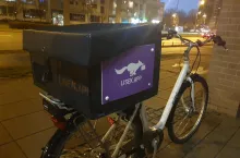 Kurierzy Liska dostarczają zamówienia, jeżdżąc na rowerach elektrycznych (fot. wiadomoscihandlowe.pl)