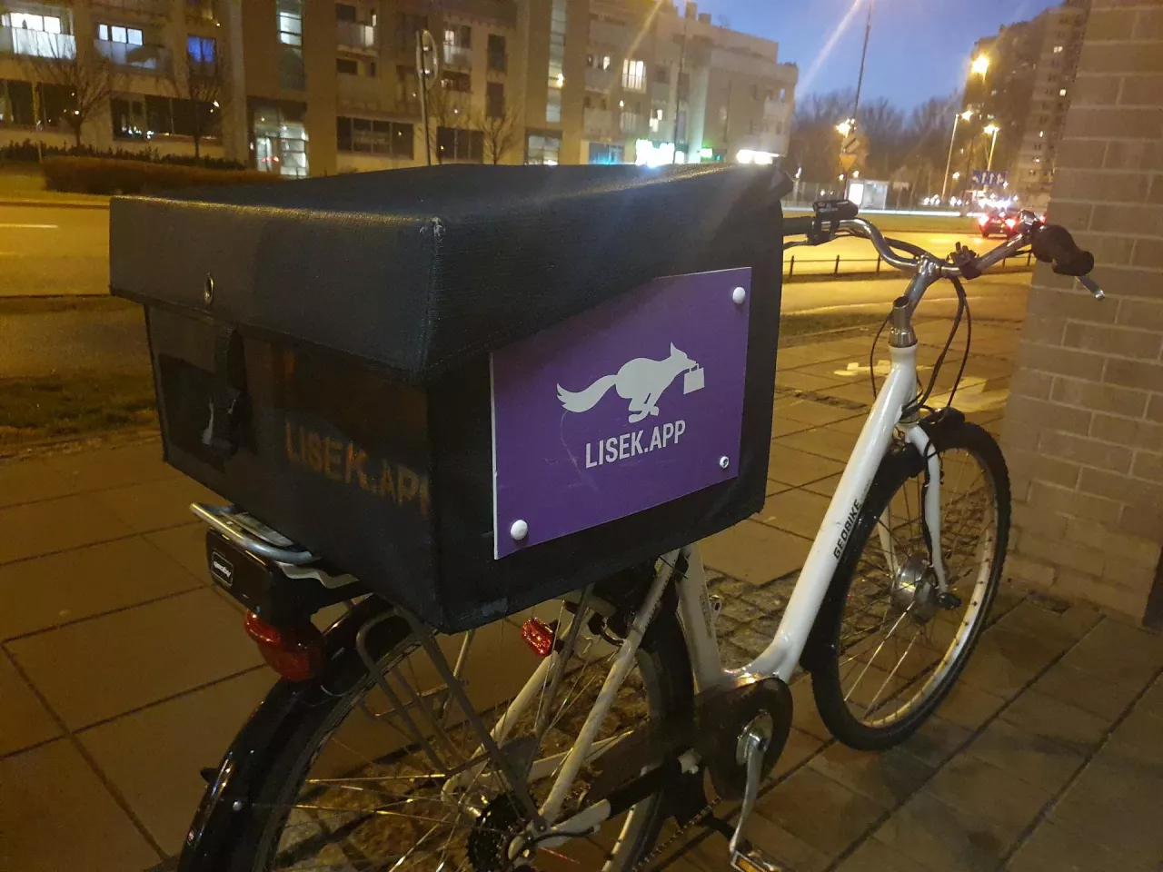 Kurierzy Liska dostarczają zamówienia, jeżdżąc na rowerach elektrycznych (fot. wiadomoscihandlowe.pl)