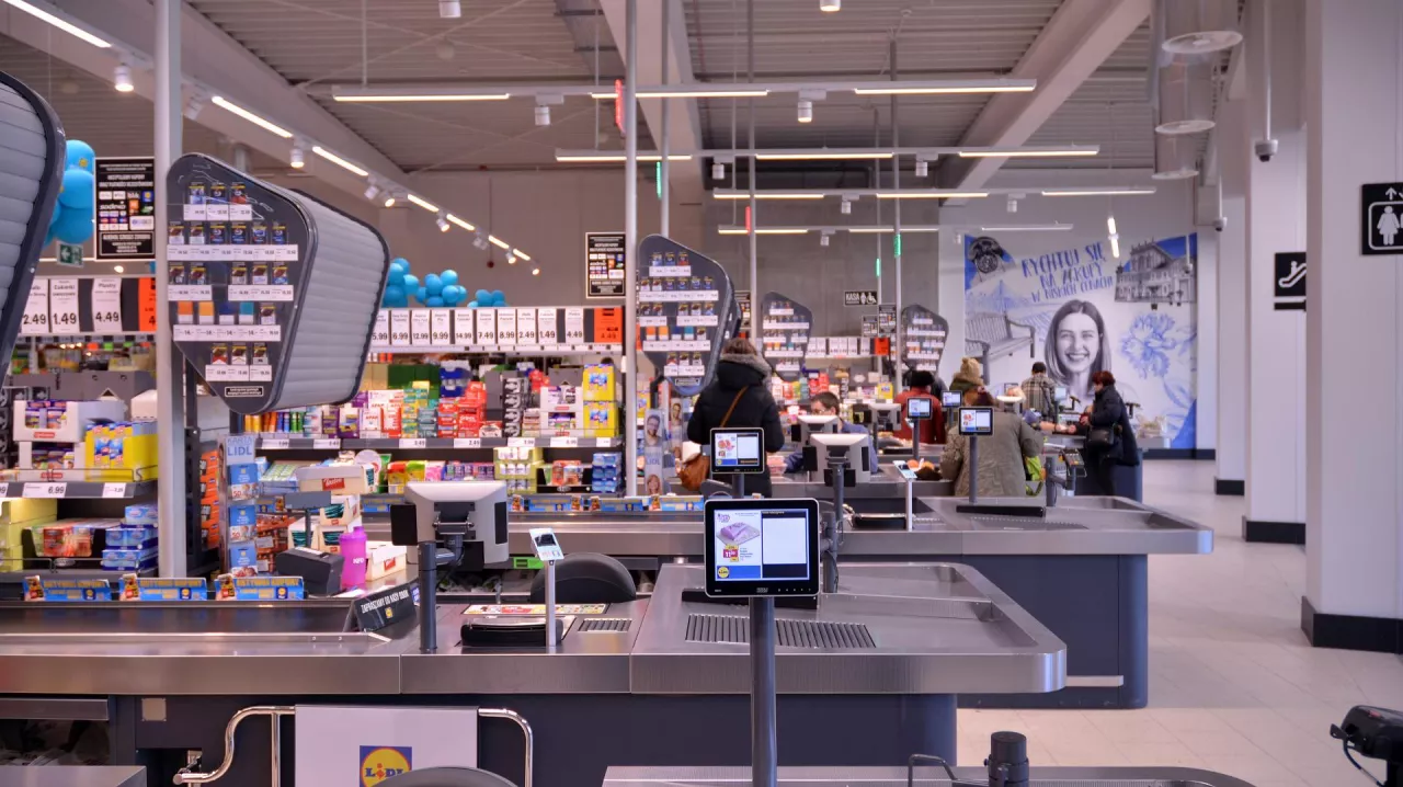 Lidl Polska wprowadził dodatek za pracę w niedziele dla pracowników sklepów i magazynów (Shutterstock)
