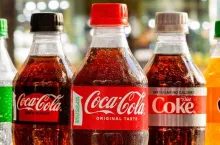 Coca-Cola wprowadza na rynek napoje w 13,2-uncjowych butelkach wykonanych w 100 proc. z przetworzonego plastiku PET (fot. coca-colacompany.com)