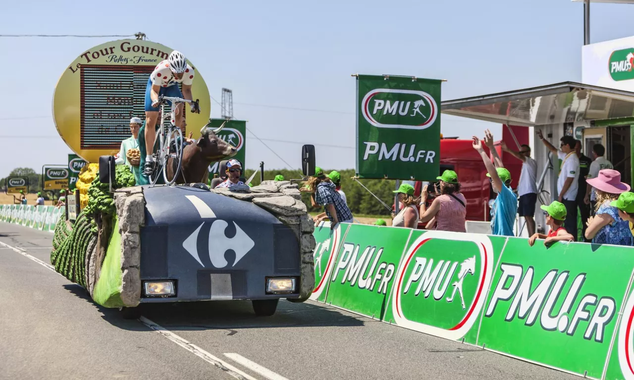 Platforma sieci Carrefour podczas wyścigu Tour de France (Shutterstock)