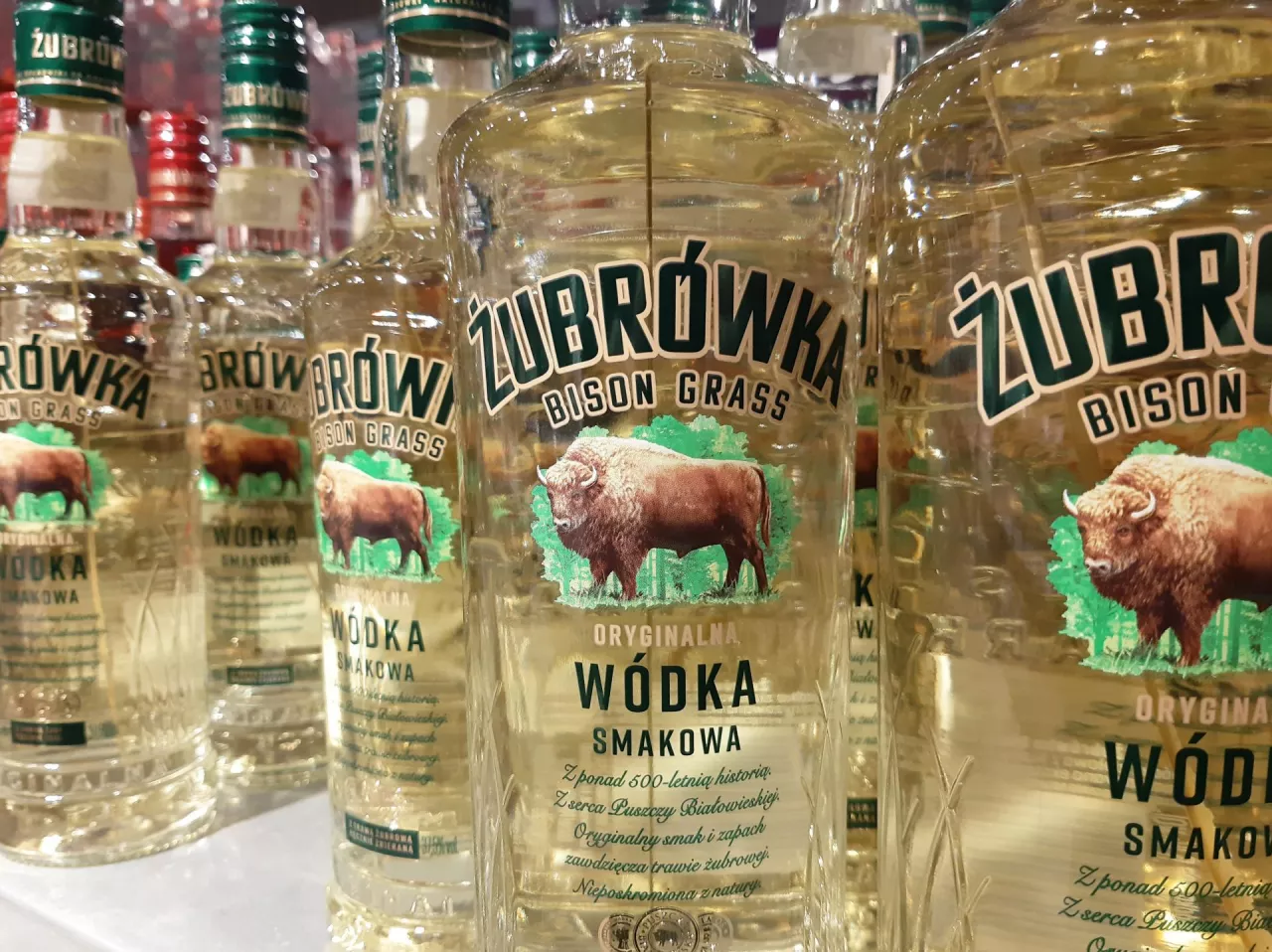 Wódka Żubrówka, jedna z najsłynniejszych marek CEDC (Shutterstock)