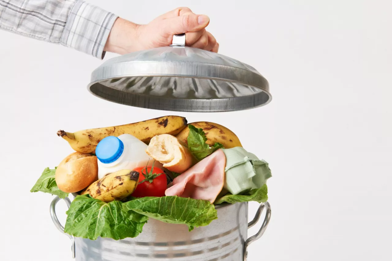 Na świecie rocznie wyrzucana jest 1/3 produkowanej żywności (Shutterstock)