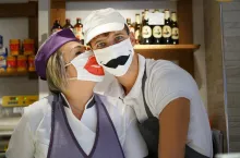 Pracownicy handlu w maseczkach (fot. MikeDotta / Shutterstock.com)