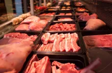 Polacy coraz częściej deklarują ograniczenie spożycia mięsa (Shutterstock)