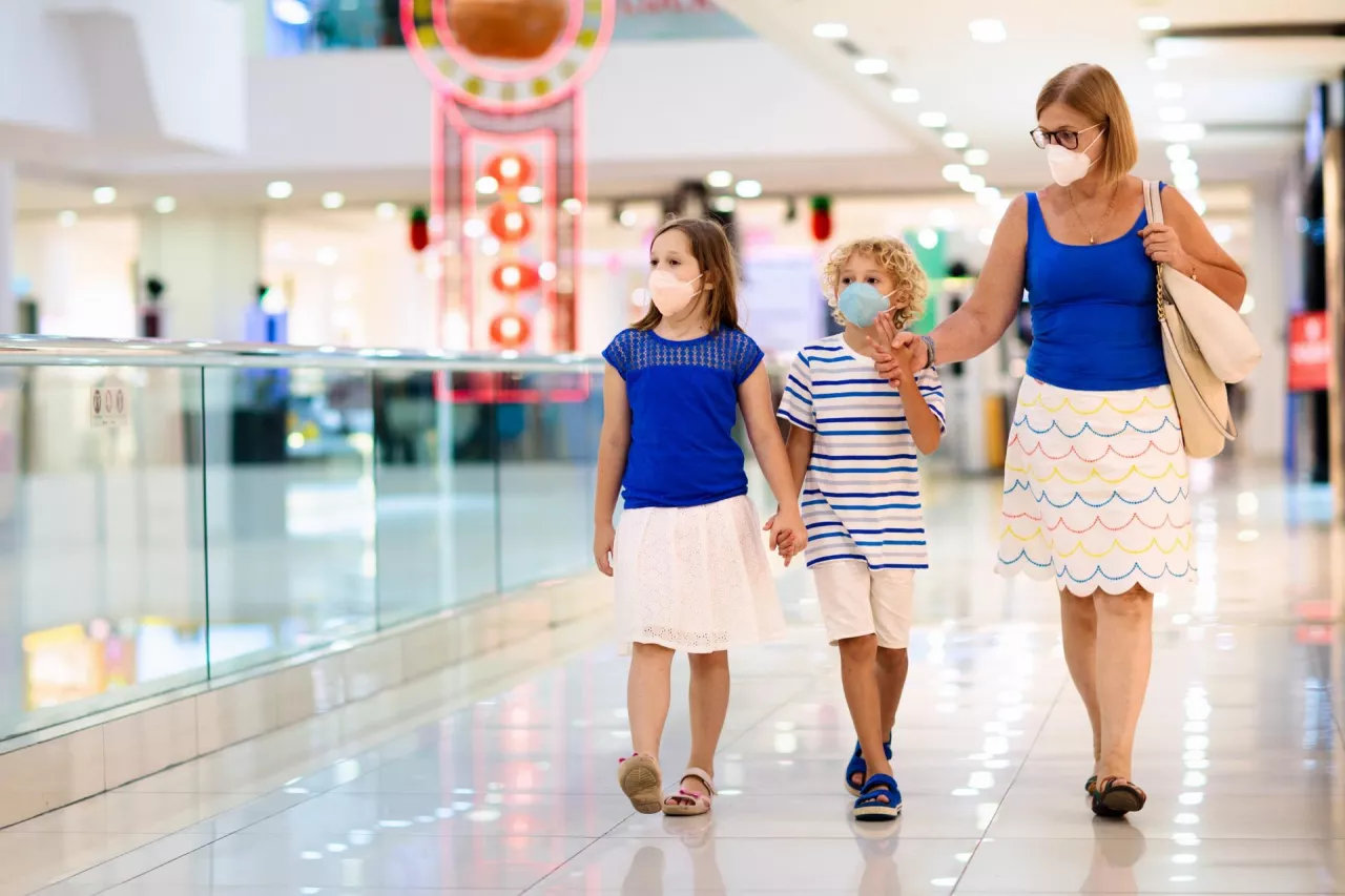 Noszenie maseczek w centrach handlowych pomimo prawnego obowiązku to dzisiaj fikcja (fot. Shutterstock)