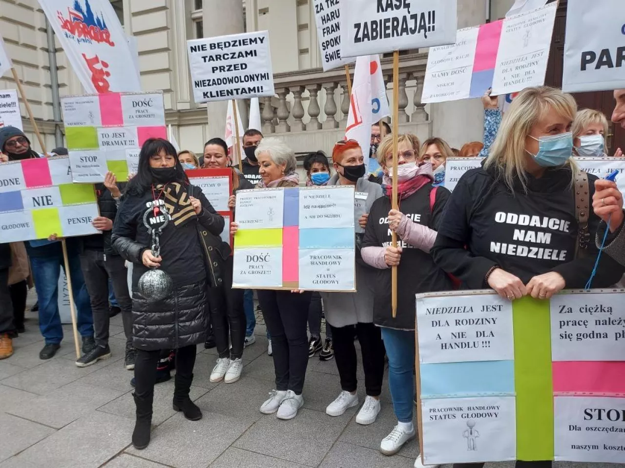 Manifestacja NSZZ Solidarność pod siedzibą Polskiej Organizacji Handlu i Dystrybucji (fot. wiadomoscihandlowe.pl)