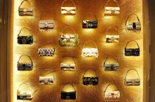 Na zdj. butik w Mediolanie z towarami luksusowymi (fot. Delbo Andrea / Shutterstock.com)
