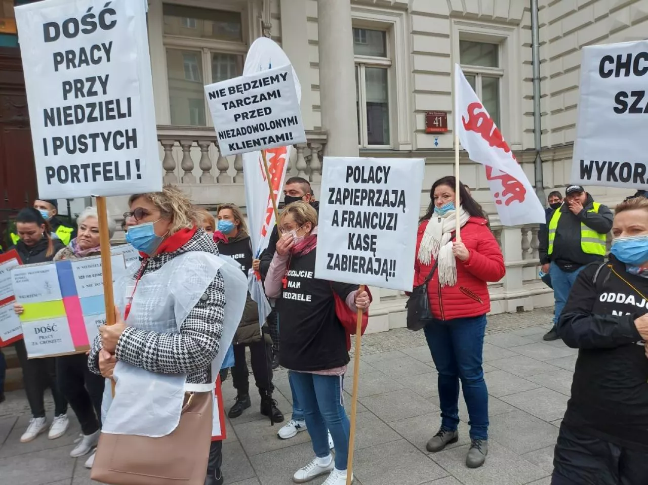Manifestacja NSZZ Solidarność pod siedzibą Polskiej Organizacji Handlu i Dystrybucji (fot. wiadomoscihandlowe.pl)