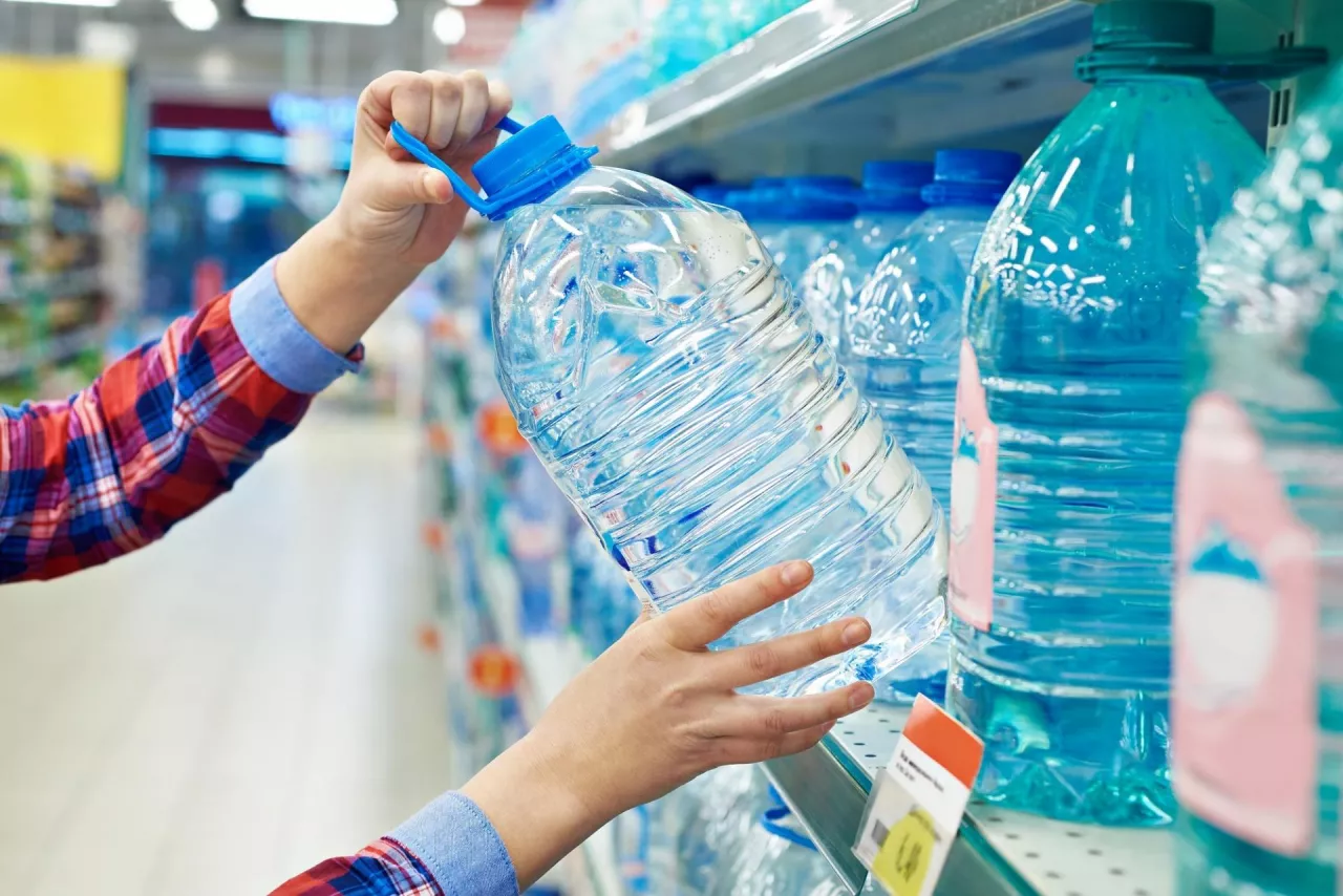 Butelka wody (fot. Shutterstock)