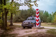 Samochód Straży Granicznej na granicy polsko-białoruskiej (fot. Straż Graniczna)