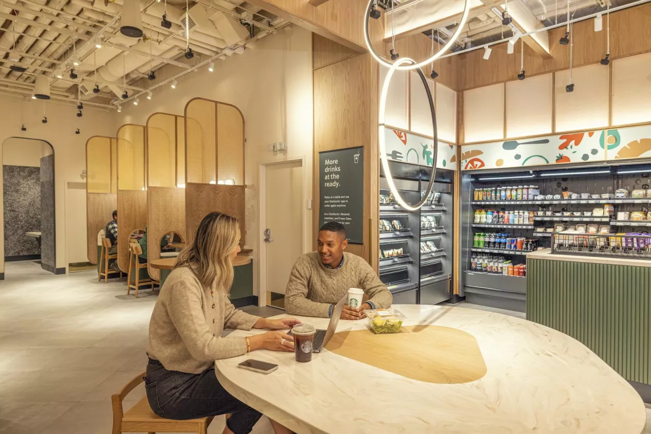 Pierwszy sklepo-bar otwarty przez Starbucks we współpracy z Amazon Go (Nation‘s Restaurant News)