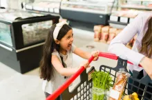 Dziecko na zakupach w sklepie (fot. Shutterstock)