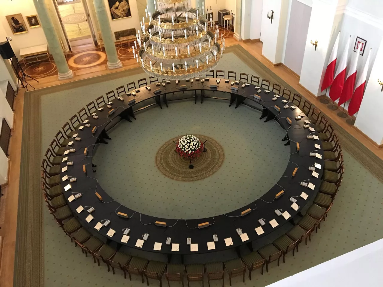 Na zdj. słynny Okrągły Stół przechowywany w Pałacu Prezydenckim (fot. Dawid Drabik, Wikimedia Commons, na lic. CC BY-SA-3.0)