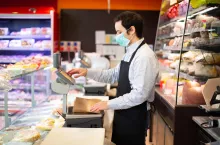 Pandemia spowodowała większą rotację pracowników w sklepach (Shutterstock.com)
