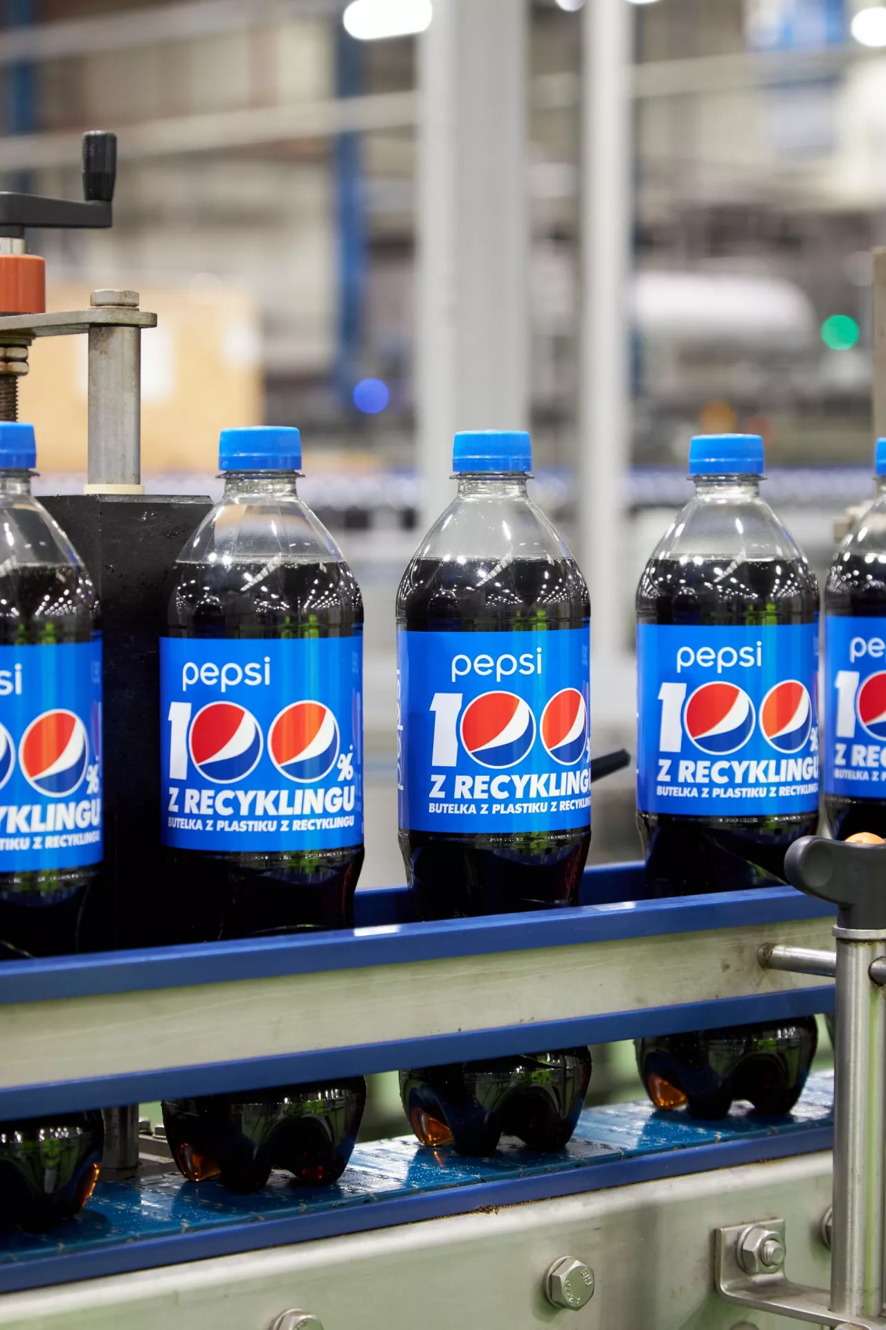Pierwsze partie napojów Pepsi oraz Mirinda rozlewane są do butelek wykonanych w 100% z przetworzonego plastiku (rPET) (materiał partnera)