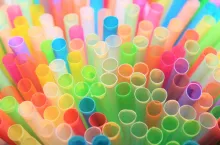 W Polsce codziennie zużywanych jest 3 mln plastikowych rurek (Shutterstock)
