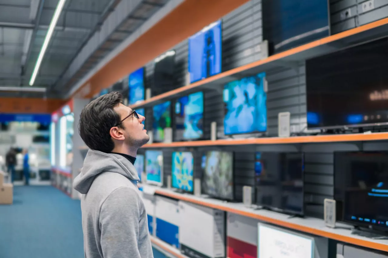 Konsumenci w obawie o wyższe ceny chętnie kupują telewizory i inne dobra trwałego użytku (shutterstock)