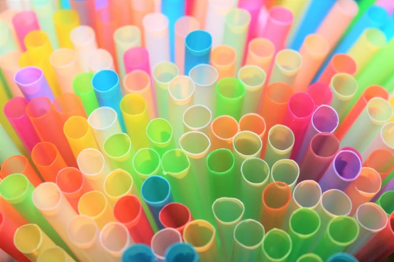 W Polsce codziennie zużywanych jest 3 mln plastikowych rurek (Shutterstock)
