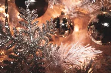 Polacy chętnie wymieniają i uzupełniają świąteczne dekoracje (fot. Christina Winter/Unsplash)