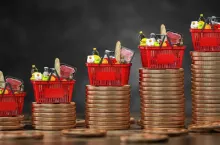 Zakupy w sklepach spożywczych są coraz droższe. W listopadzie ceny w nich wzrosły o prawie 11 proc. (Shutterstock.com)
