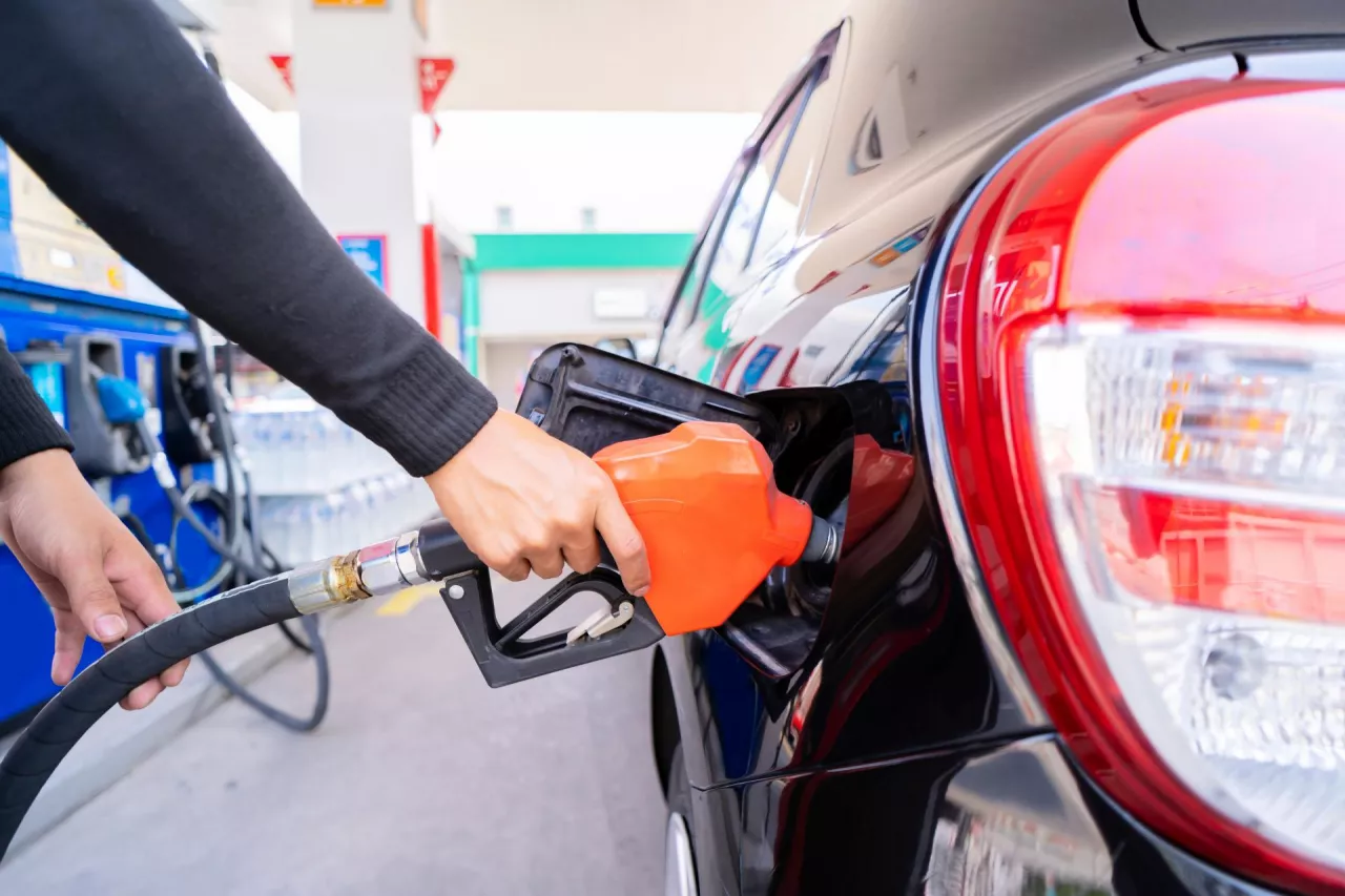 Rząd planuje obniżkę akcyzy na paliwa (Shutterstock)