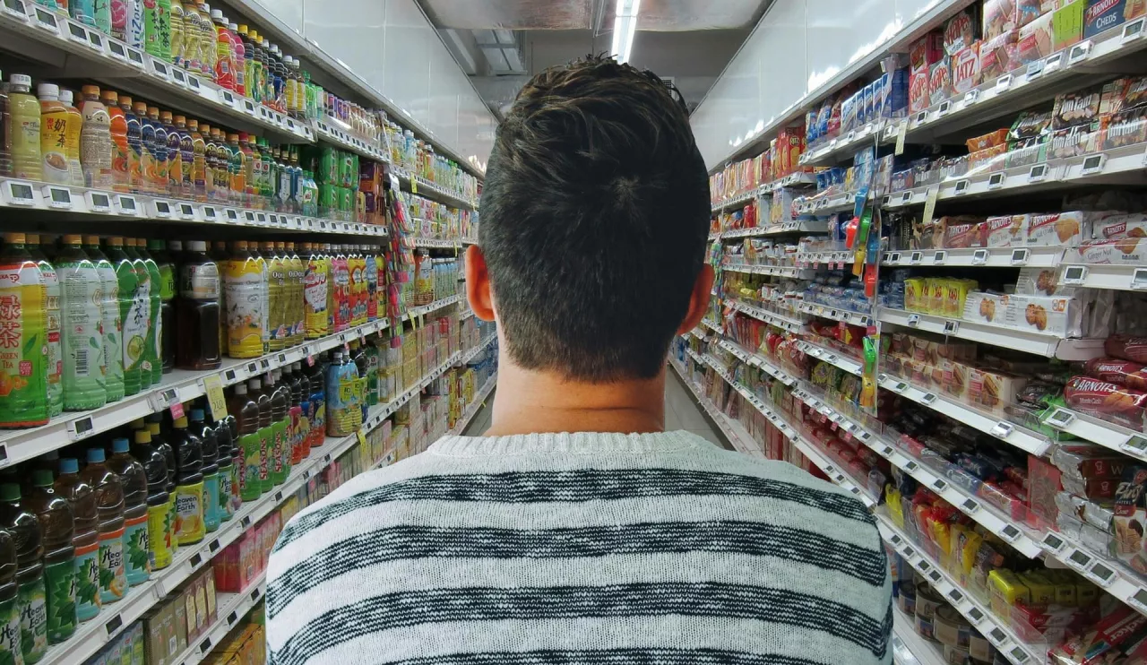 konsument w sklepie spożywczym (pixabay)