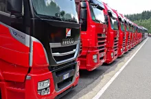 Czerwone ciężarówki, dostawca, logistyka (Pixabay)