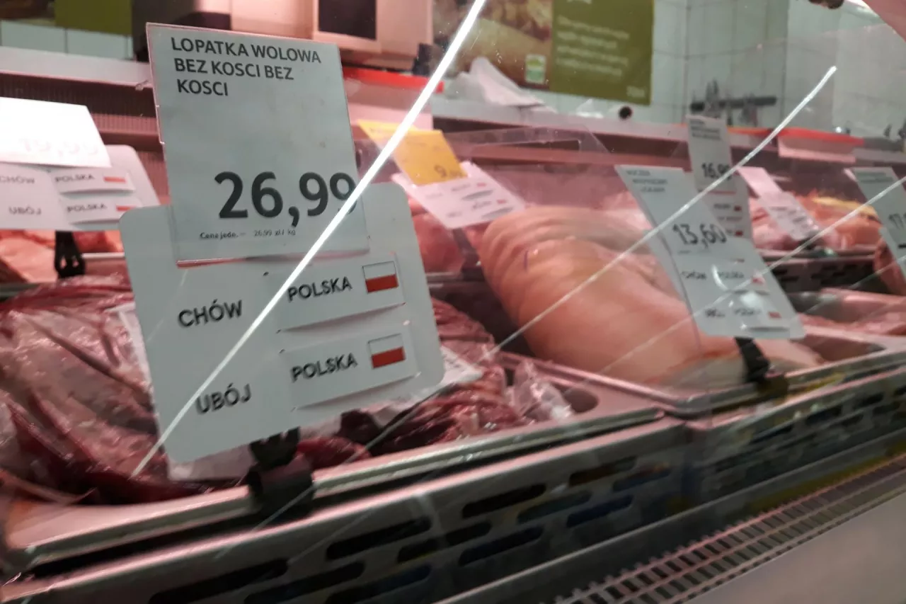 Od listopada 2020 roku najmocniej wzrosły m.in. ceny mięsa drobiowego i wołowego (fot. wiadomoscihandlowe.pl)