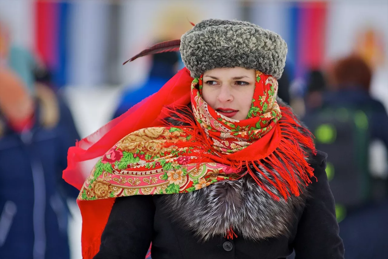 Z powodu mroźnej i śnieżnej pogody Rosjanie aktywnie kupują tradycyjne ciepłe zimowe ubrania: filcowe buty - walonki, nauszniki i puchowe szale (pixabay)